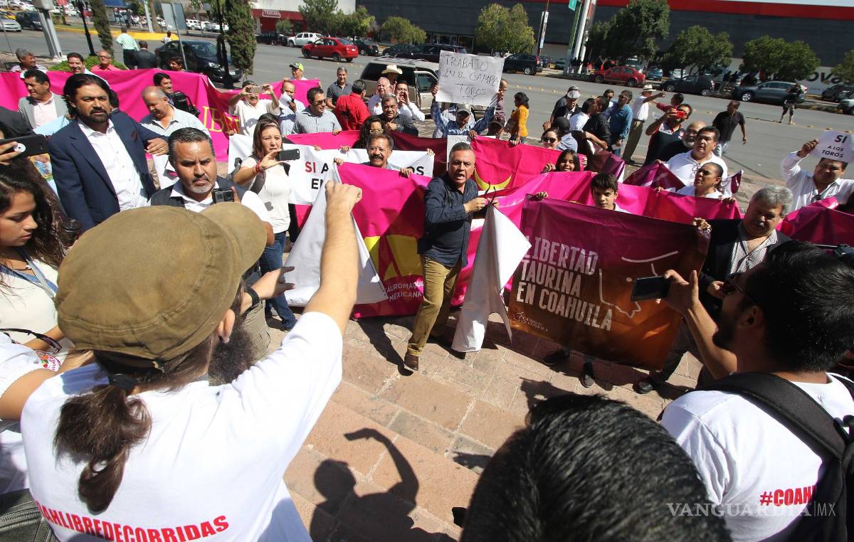 $!Se manifiestan contra la tauromaquia en el Congreso de Coahuila; hay opiniones encontradas