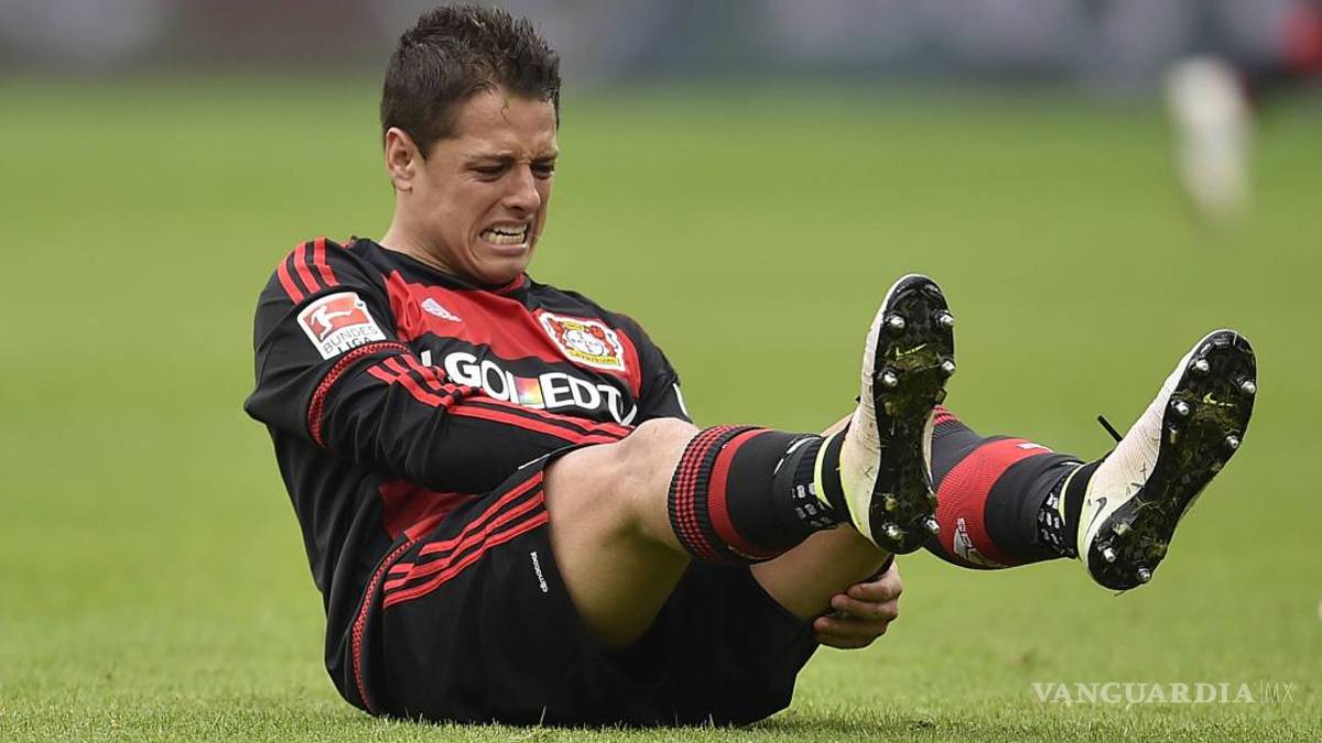 Leverkusen gana, pero Chicharito sale lesionado