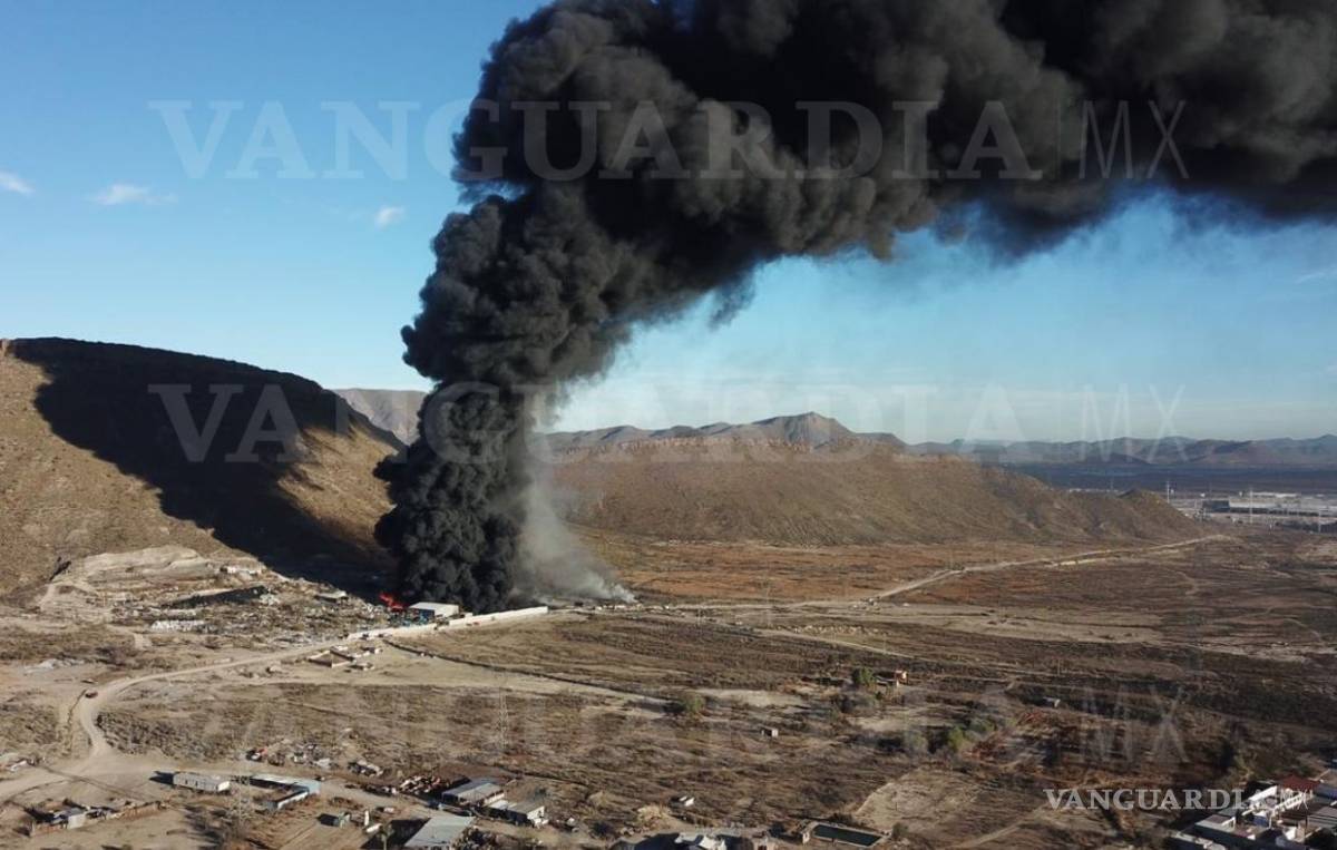 $!Se registra fuerte incendio en recicladora al norte de Saltillo