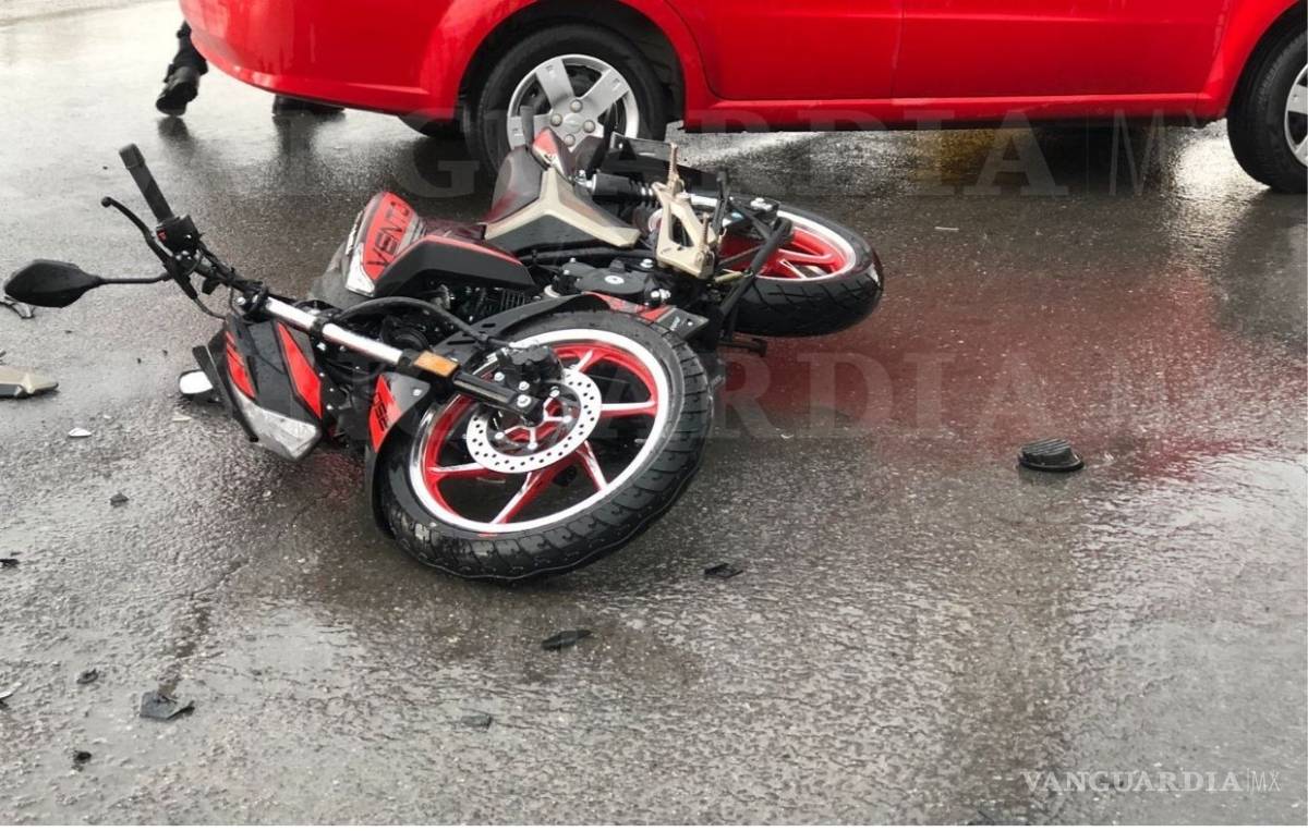 $!Manda a motociclista al IMSS al quitarle derecho de paso al oriente de Saltillo