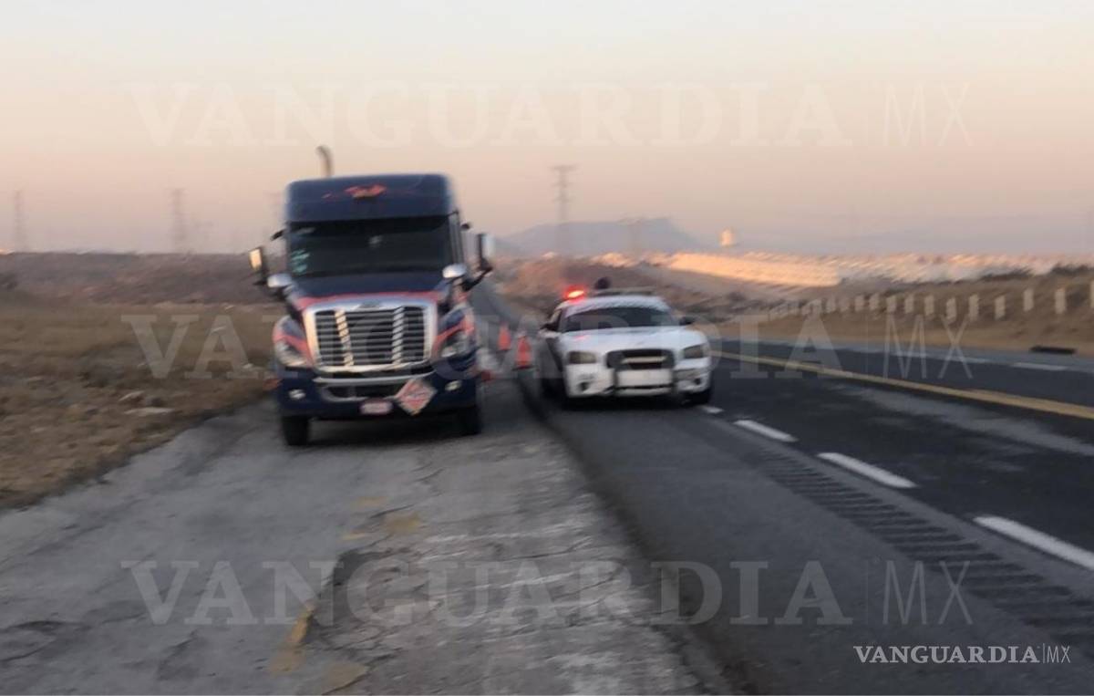 $!Vuelca pipa con más de 32 mil litros de gasolina