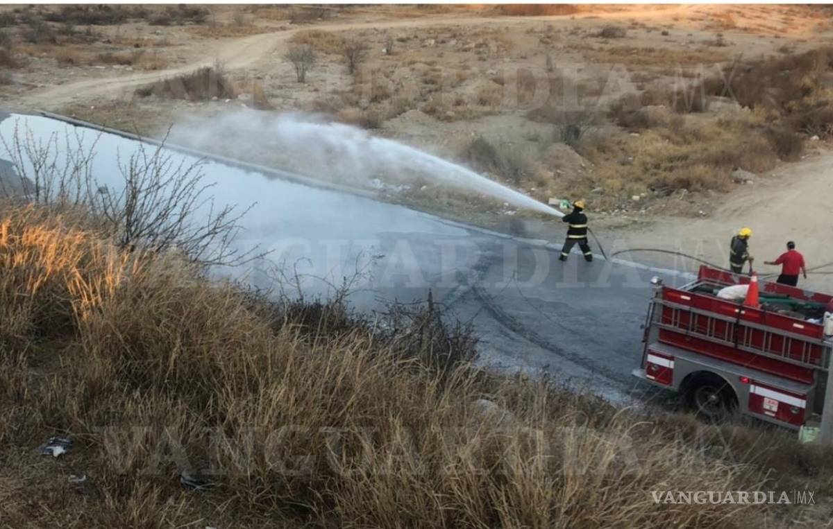 $!Vuelca pipa con más de 32 mil litros de gasolina
