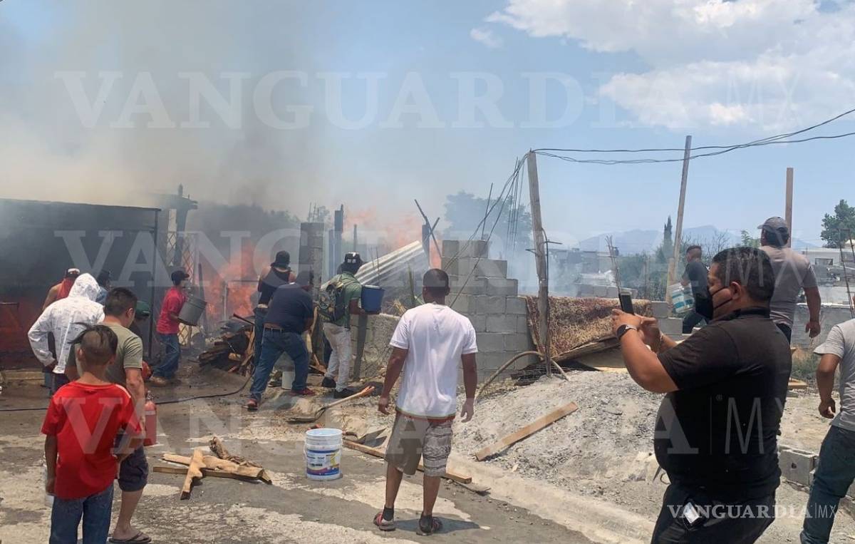 $!Arrasa incendio con tejabán y tienda en Saltillo; fue pérdida total