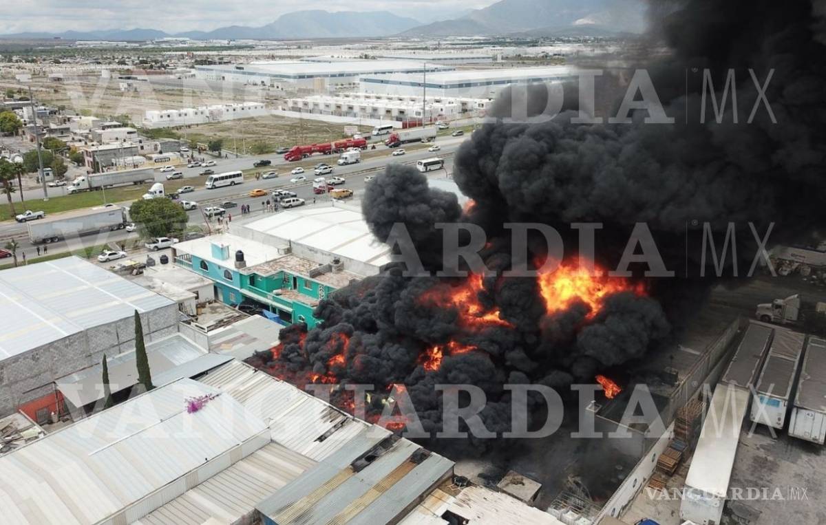 $!Fuerte incendio se registra en empresa de sustancias químicas al oriente de Saltillo