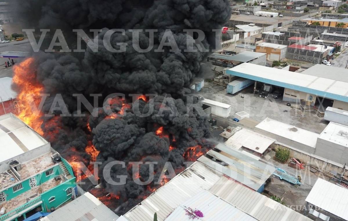 $!Fuerte incendio se registra en empresa de sustancias químicas al oriente de Saltillo