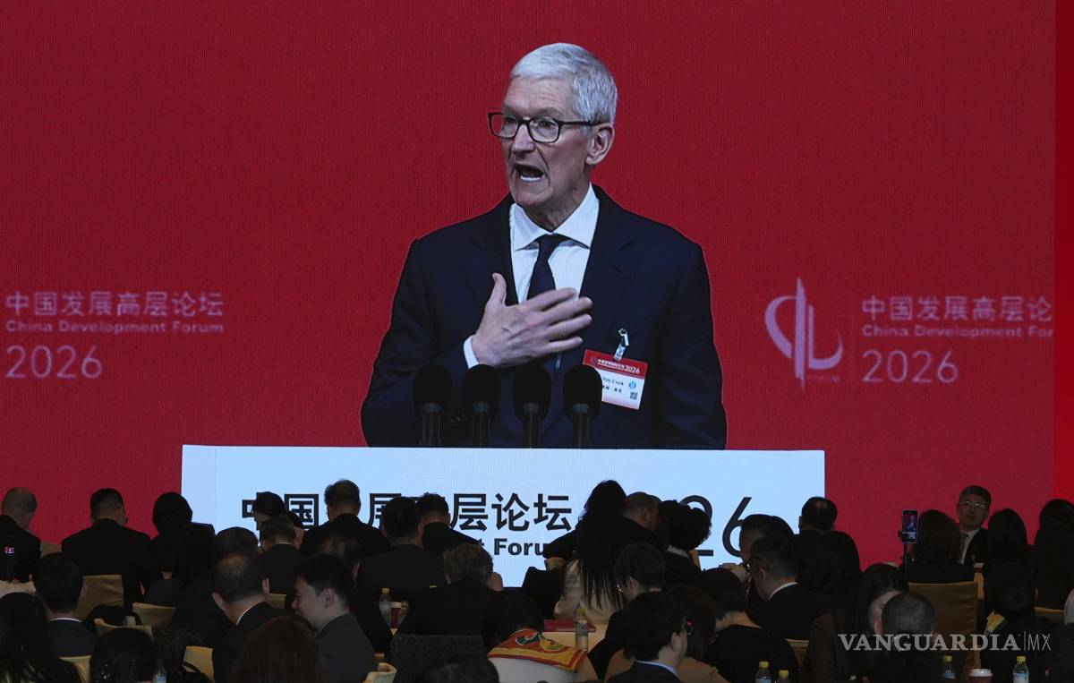 $!El director ejecutivo de Apple, Tim Cook, da un discurso en una pantalla gigante en la inauguración del Foro de Desarrollo de China 2026 en Pekín.