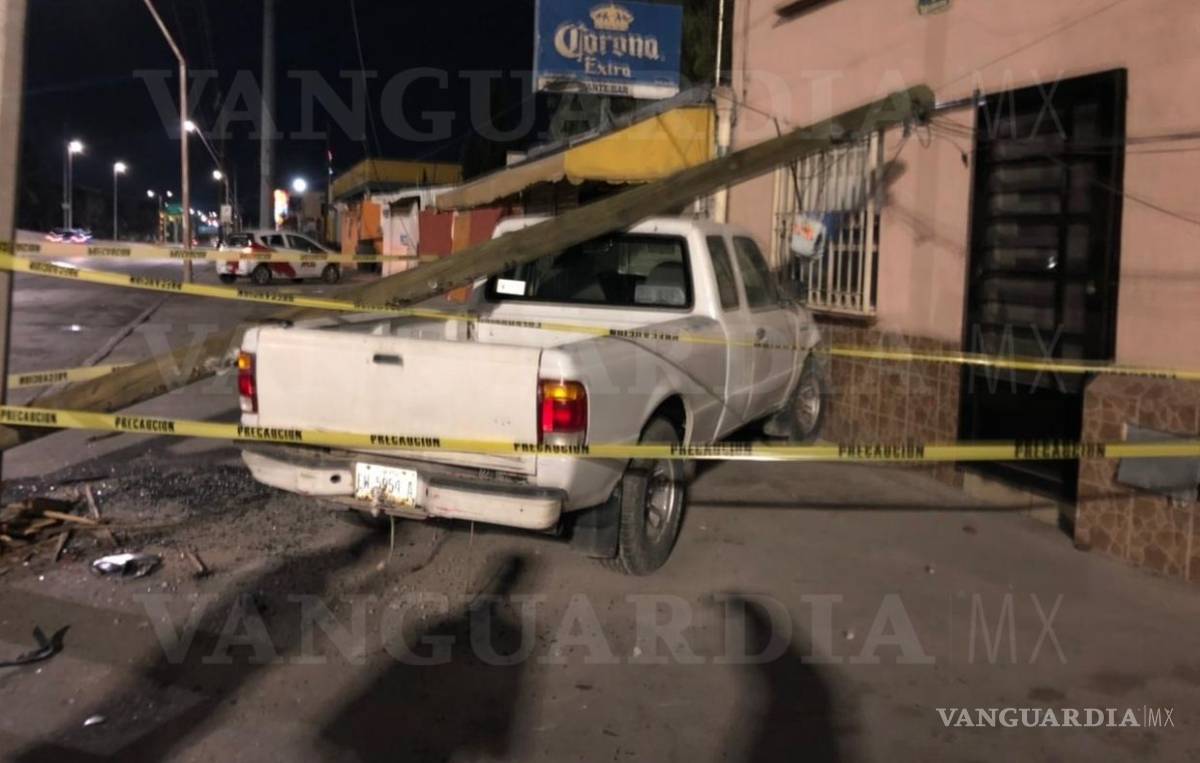 $!Se estampa contra casa y huye, en Paseo de la Reforma de Saltillo