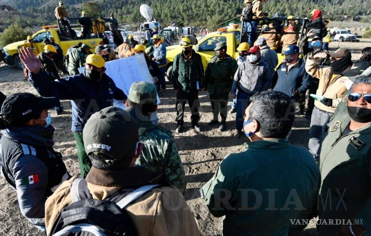 $!Autoridades y voluntarios no paran: continúa combate por sofocar fuego en Sierra de Arteaga (fotogalería)