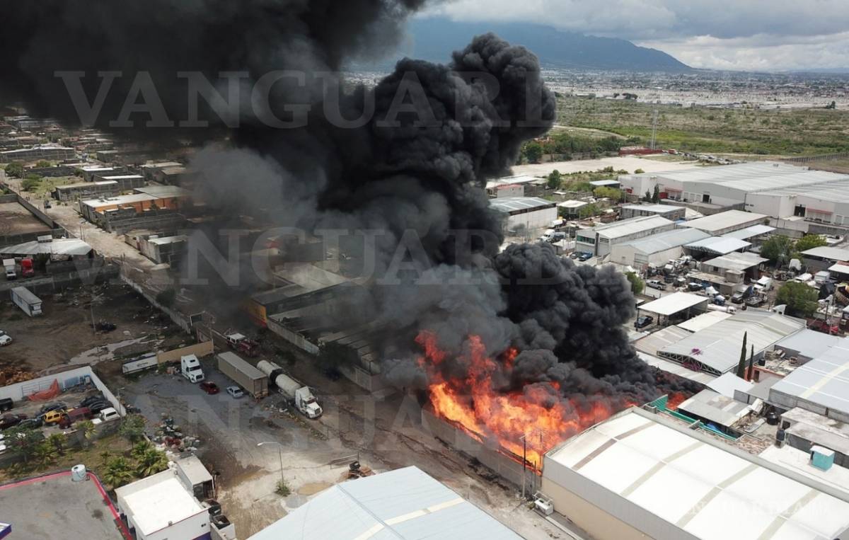 $!Fuerte incendio se registra en empresa de sustancias químicas al oriente de Saltillo