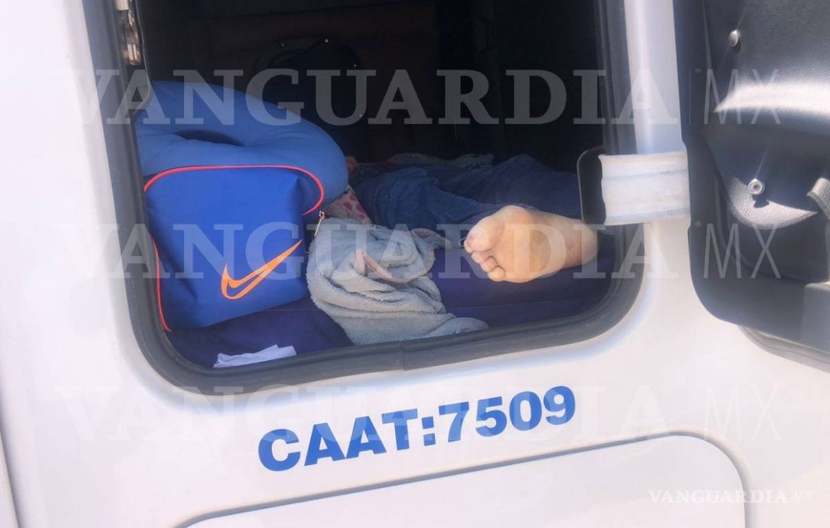 $!Localizan a trailero sin vida dentro de su unidad, en la carretera Torreón-Saltillo