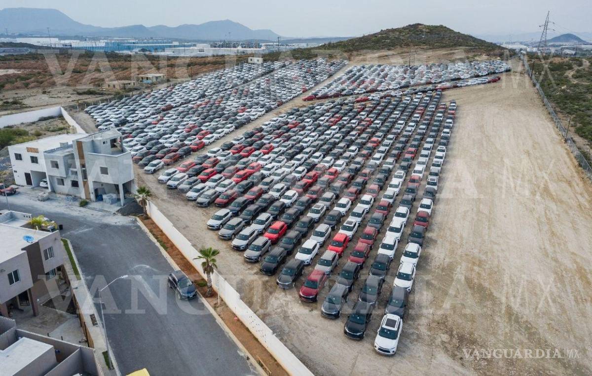 $!Saltillo, Coah. Mex. 18 de agosto del 2021 Imagenes de un patio de una bodega en la salida a Torreón, junto con el libramiento NorPoniente, en donde cientos de camionetas Equinox y Blazer, de la emrresa General Motors permanecen a la espera de componentes electrónicos que durante meses han tenido parada la producción de estos vehículos.