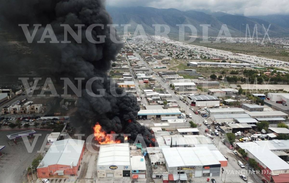 $!Fuerte incendio se registra en empresa de sustancias químicas al oriente de Saltillo