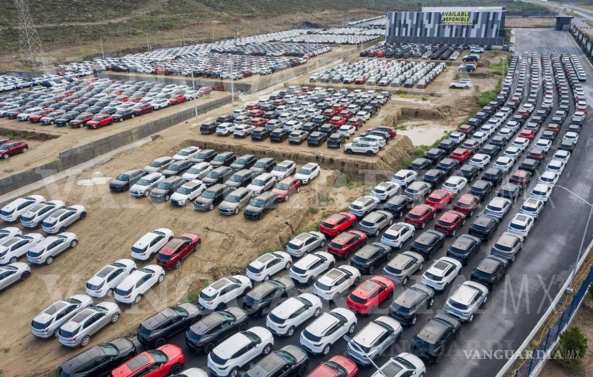 $!Saltillo, Coah. Mex. 18 de agosto del 2021 Imagenes de un patio de una bodega en la salida a Torreón, junto con el libramiento NorPoniente, en donde cientos de camionetas Equinox y Blazer, de la emrresa General Motors permanecen a la espera de componentes electrónicos que durante meses han tenido parada la producción de estos vehículos.