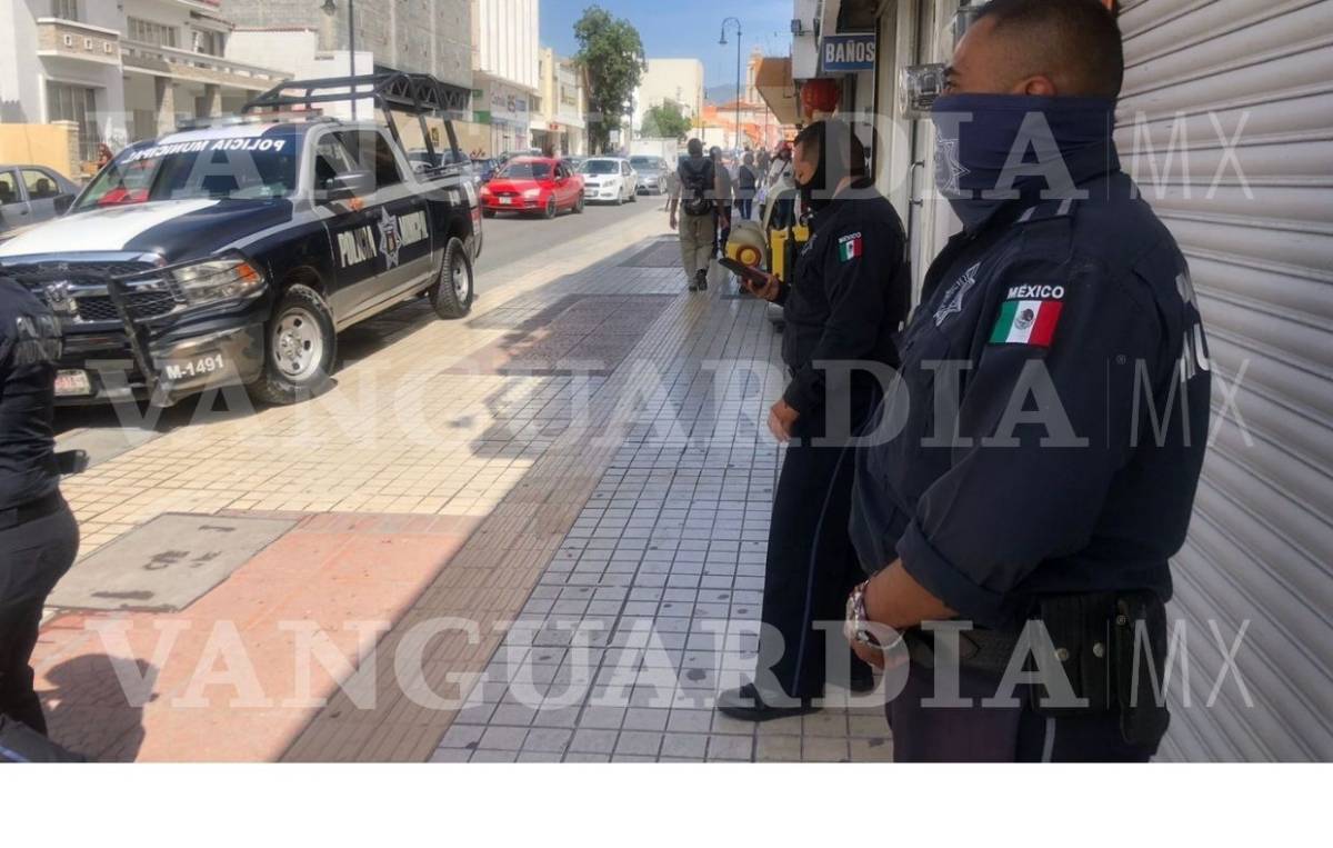 $!Hombre de la tercera edad apuñala a rival de amores, en plena calle Victoria de Saltillo
