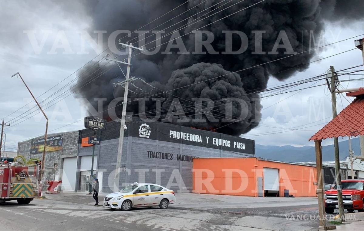 $!Fuerte incendio se registra en empresa de sustancias químicas al oriente de Saltillo