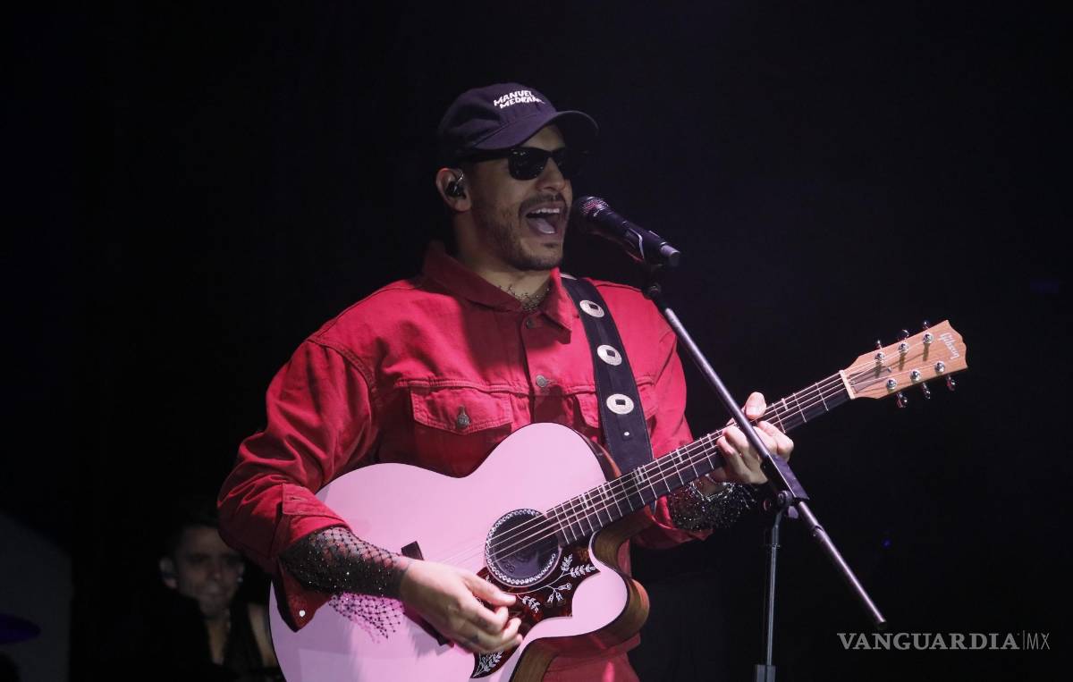 $!El cantante encendió la noche este sábado en el lienzo Charro.