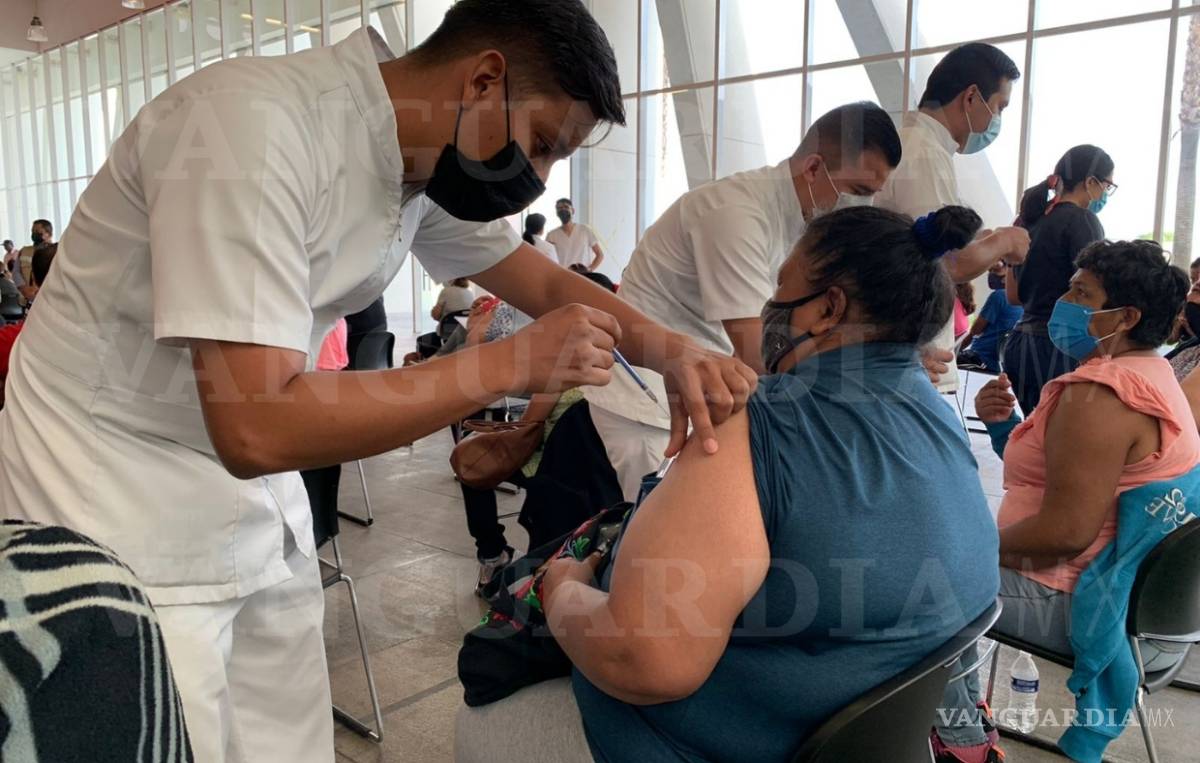 $!Fila vehicular para vacuna anti-COVID-19 en Saltillo es de 8 kilómetros