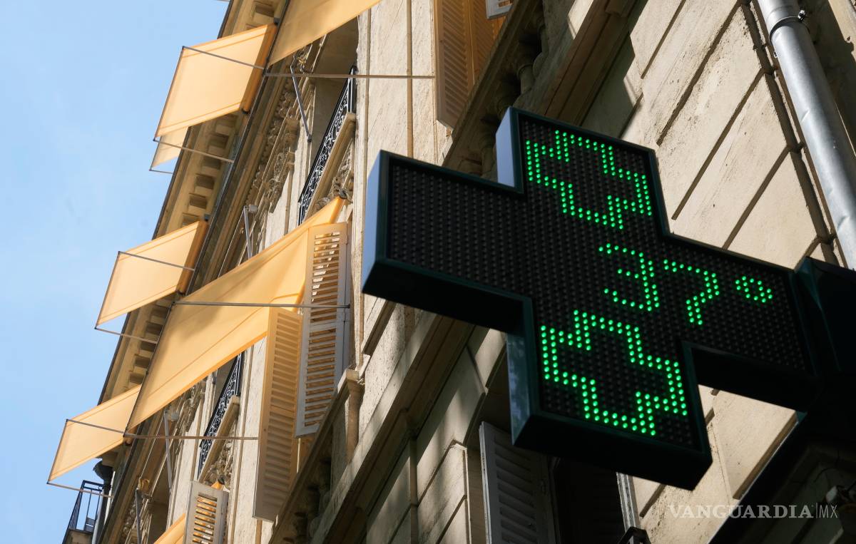 $!Un cartel luminoso ante una farmacia marca 37 grados Celsius (98.6 grados Fahrenheit) en París, el domingo 21 de junio de 2026.