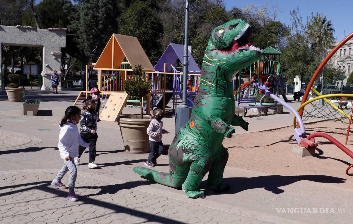 $!En las calles de la Zona Centro se puede observar afluencia de gente y de niños; gran parte porta su cubrebocas.