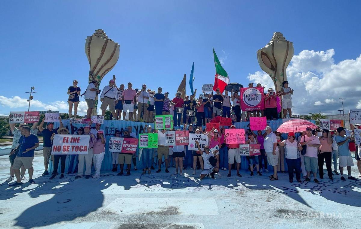 $!El llamado a marchar en defensa del INE tuvo una gran respuesta en Cancún, cientos de personas salieron de “El Ceviche” con rumbo a la plaza de la Reforma.