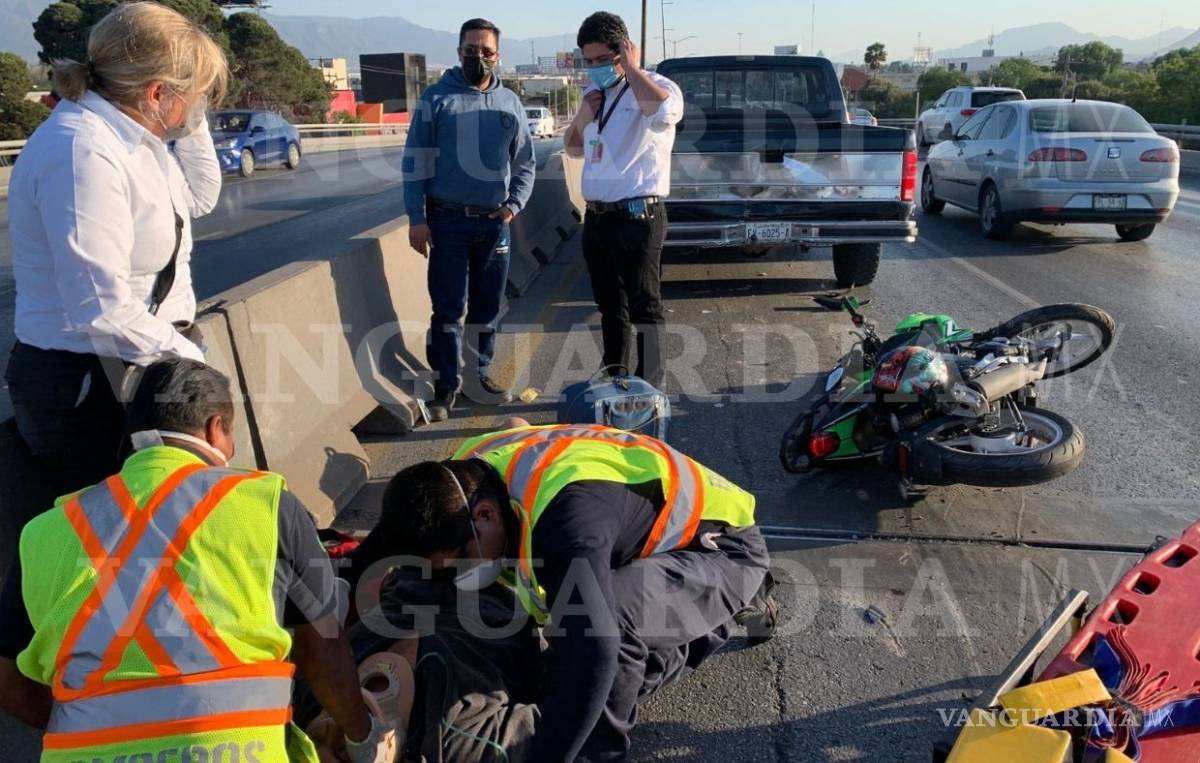 $!Se impacta motociclista contra camioneta, al norte de Saltillo