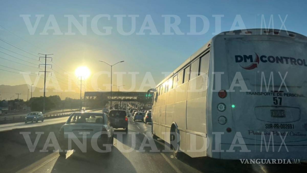 Segundo día de vacunación en Saltillo registra filas de hasta 8 kilómetros