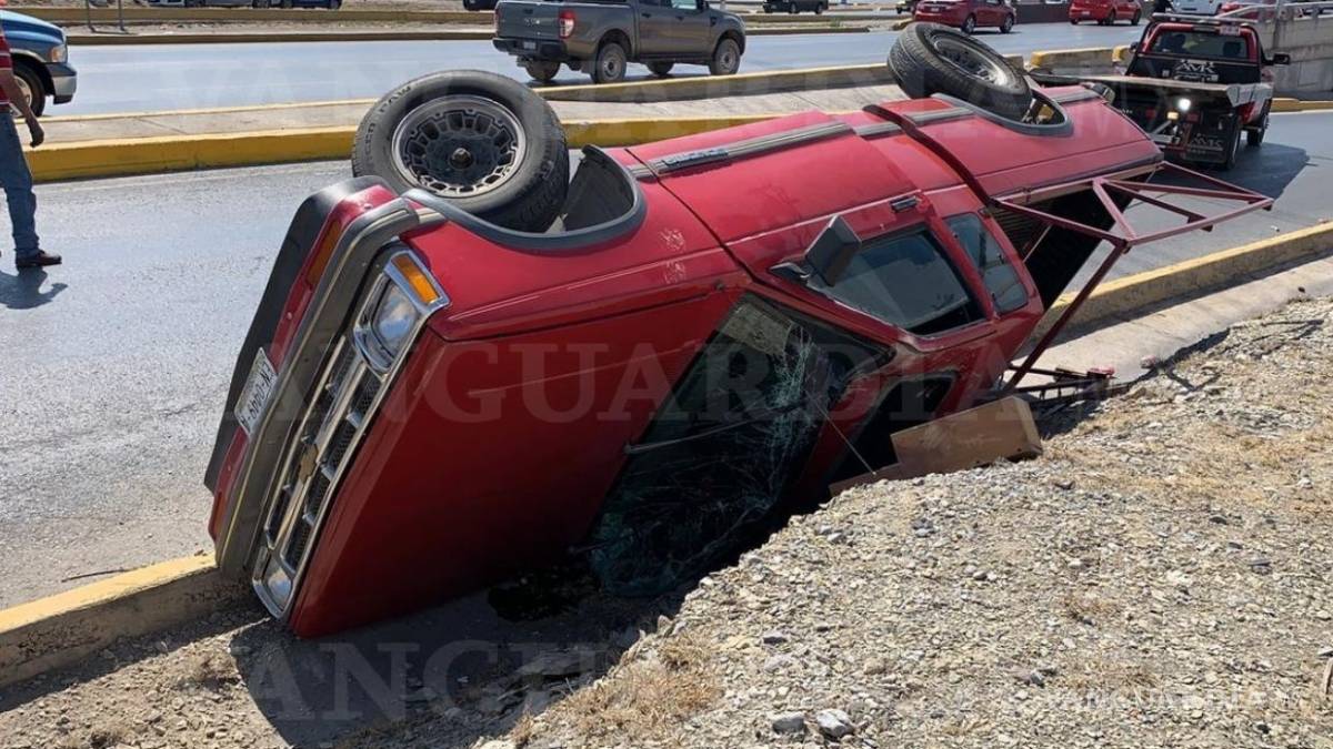 Conductor choca y vuelca sobre distribuidor vial 'El Sarape' en Saltillo