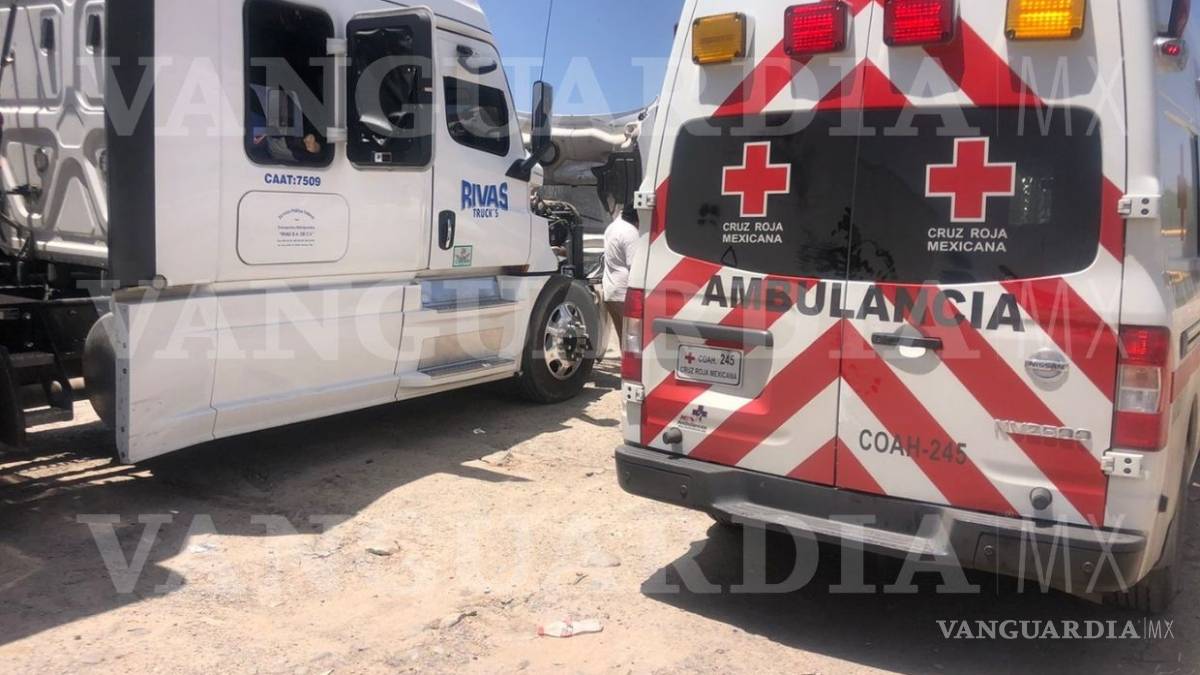Localizan a trailero sin vida dentro de su unidad, en la carretera Torreón-Saltillo