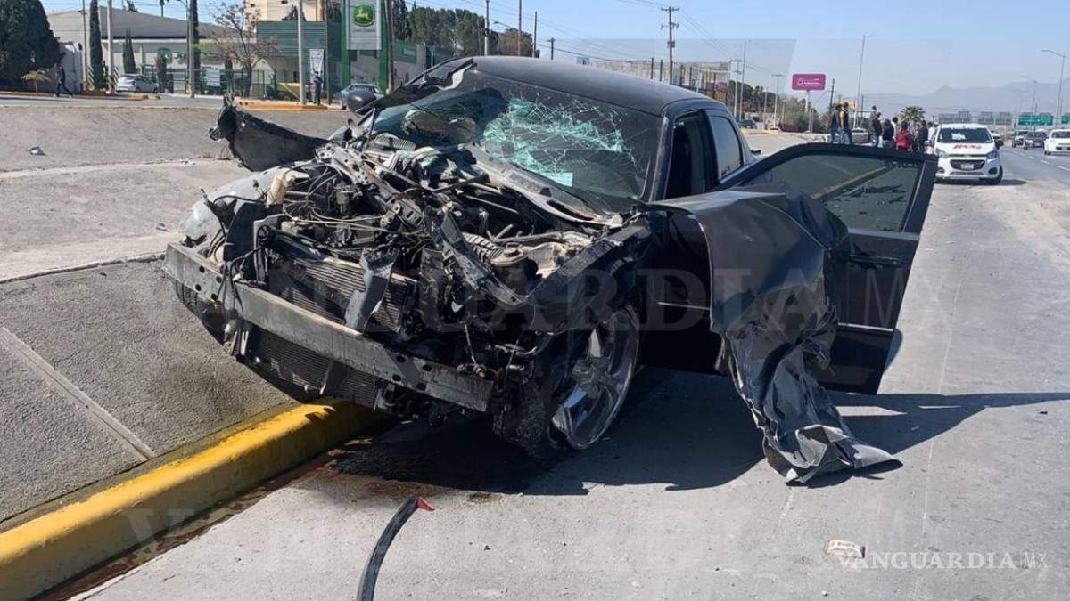 Automovilista golpea transporte de personal tras choque en Saltillo
