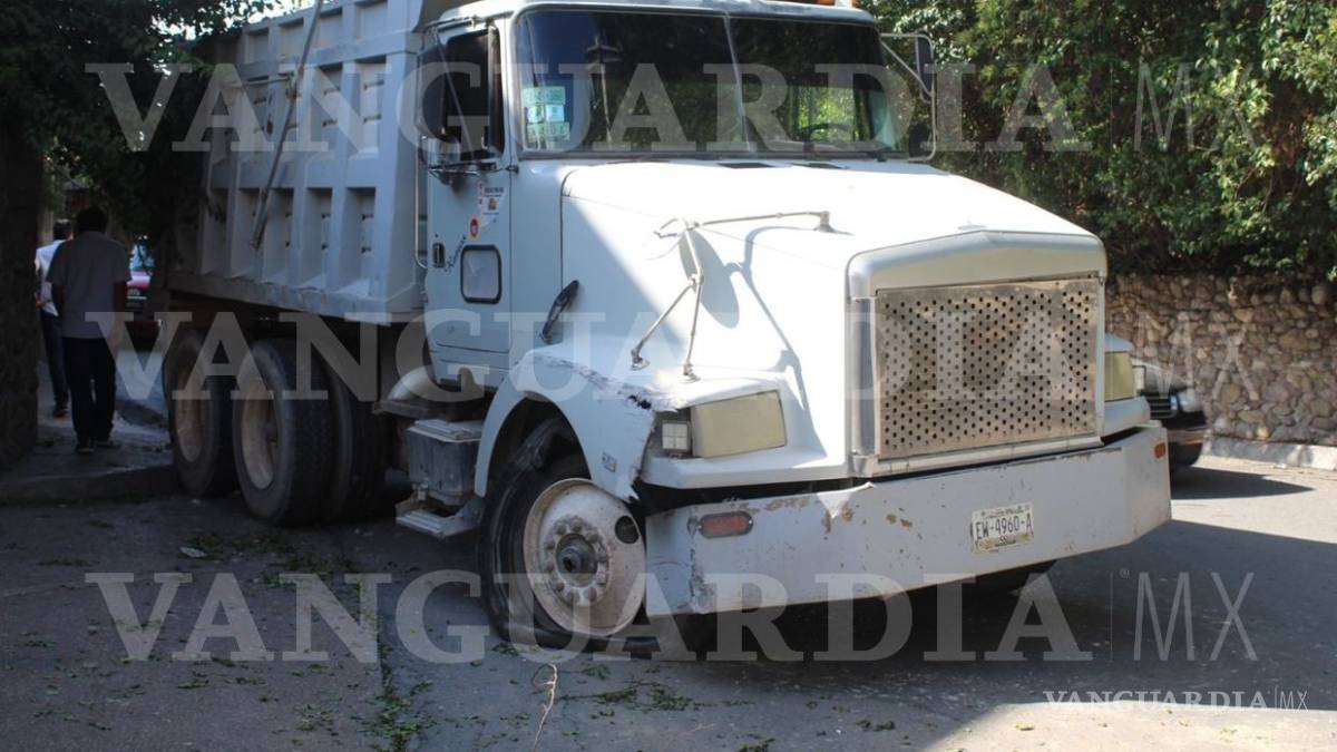 Camionero en aparente estado de ebriedad casi tumba barda en el centro de Saltillo