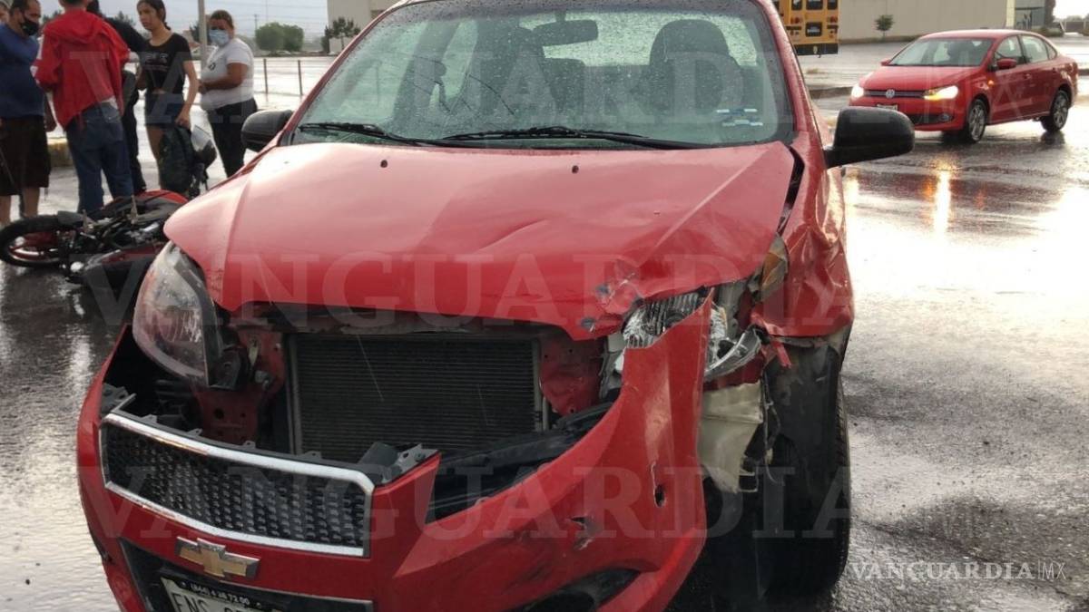 Manda a motociclista al IMSS al quitarle derecho de paso al oriente de Saltillo