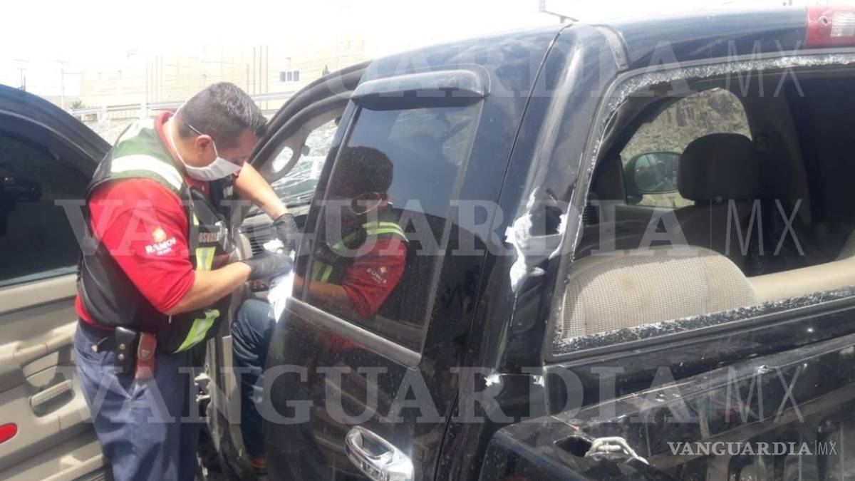 Paisano dormita y choca contra muro en Ramos Arizpe