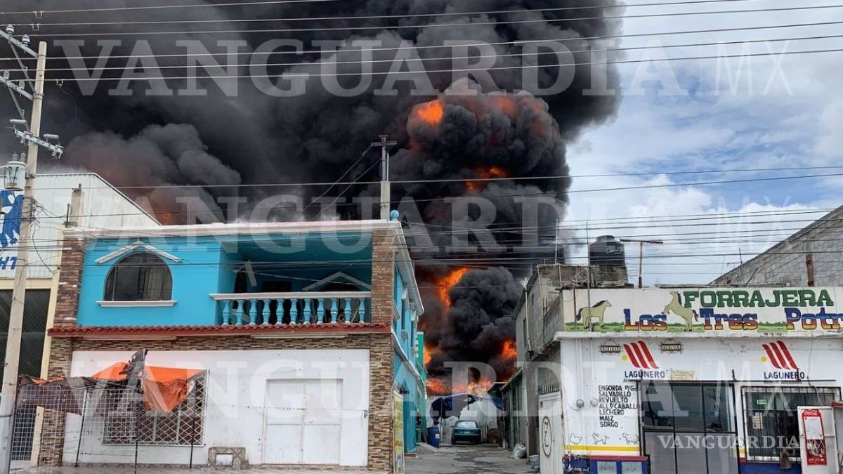 Fuerte incendio se registra en empresa de sustancias químicas al oriente de Saltillo