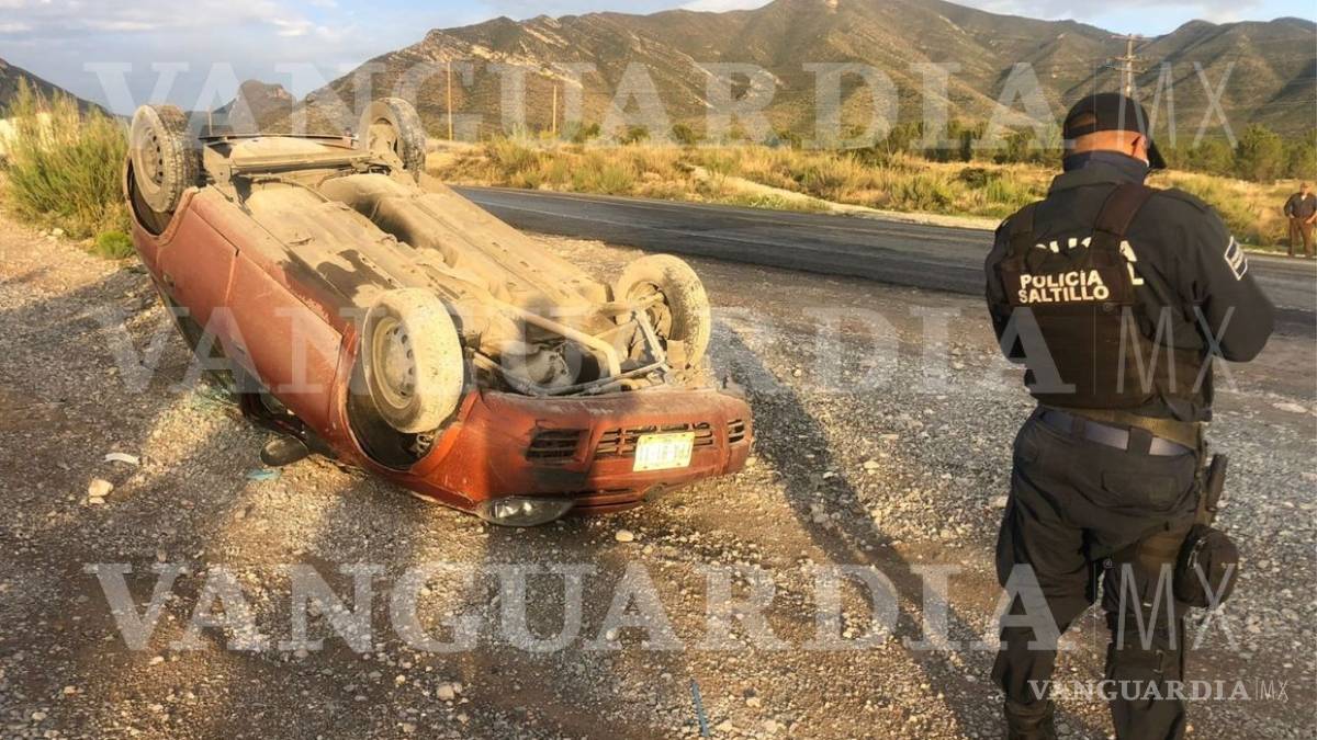 Doble volcadura se registró en carretera a Zacatecas, en el ejido La Angostura