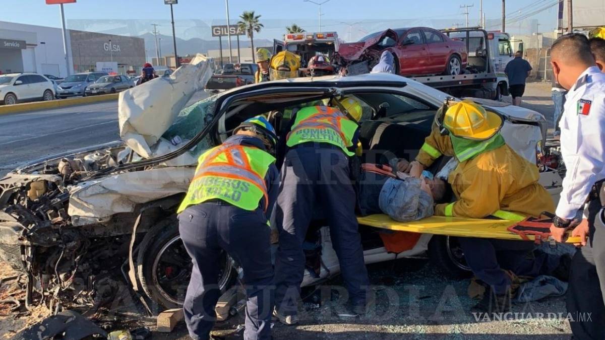 Hombre queda prensado tras choque múltiple en la Monterrey-Saltillo