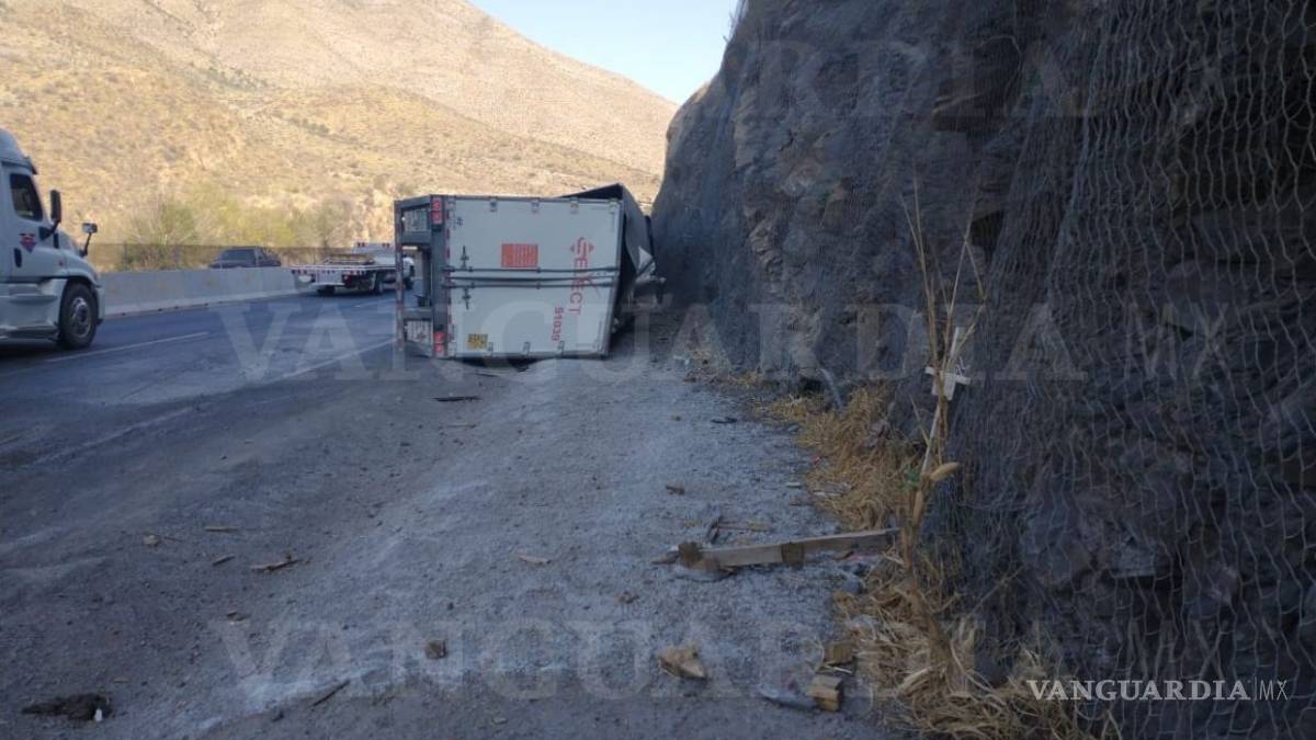 Vuelca tráiler con chatarra en 'Los Chorros'