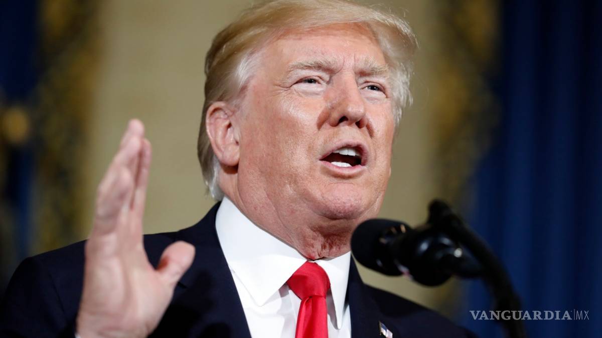 Trump defiende monumentos confederados y fustiga detractores