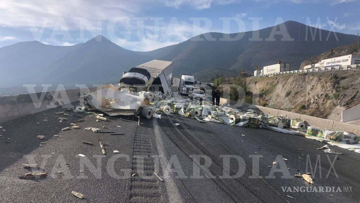 Cierran carretera a Los Chorros por incendio provocado por choque de tráileres