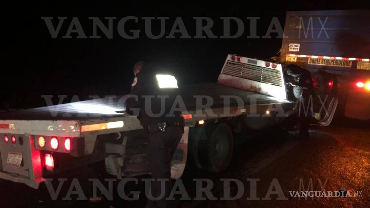 Conductor choca contra tráiler estacionado en la carretera Saltillo-Torreón