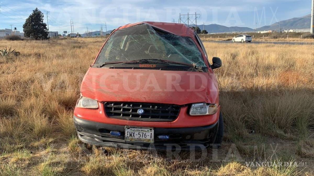 Abandonan camioneta tras volcadura en la Saltillo-Zacatecas
