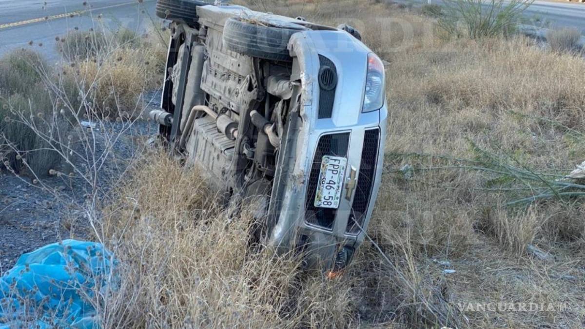 Conductor vuelca luego de que tráiler le diera 'cerrón' en Saltillo