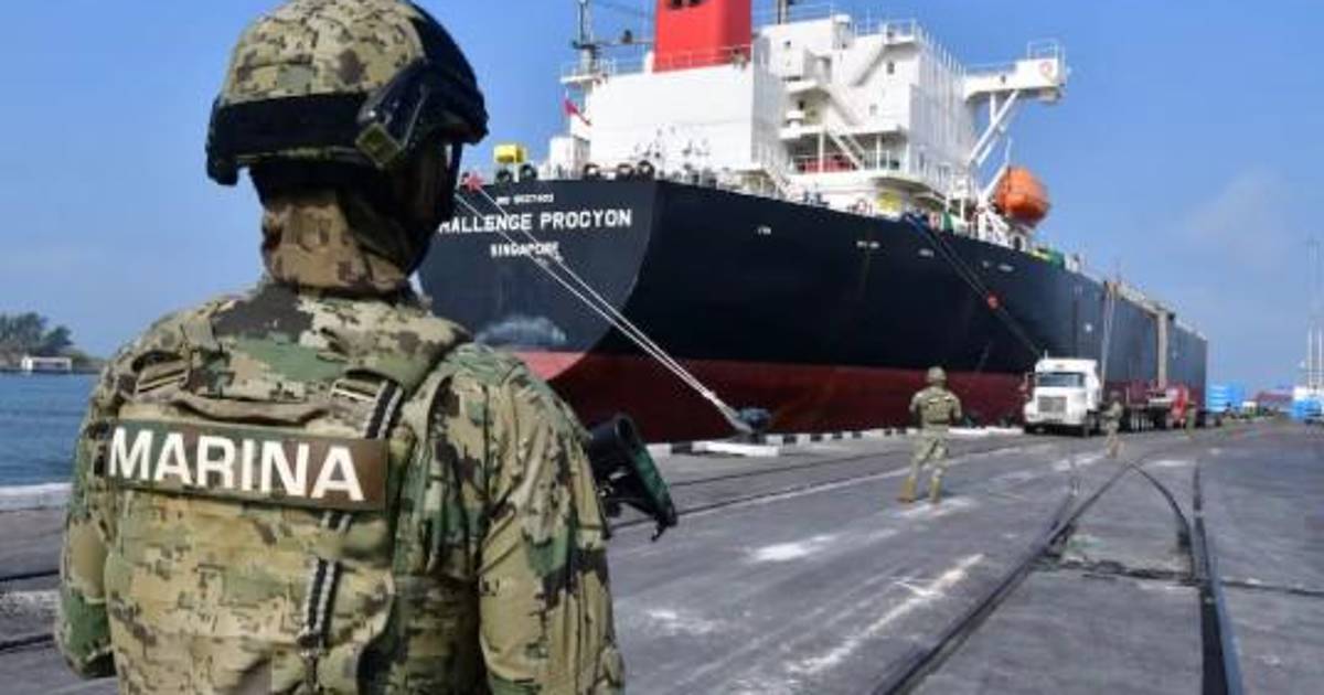 Procesan a funcionario por complicidad en desembarque de buques con huachicol fiscal