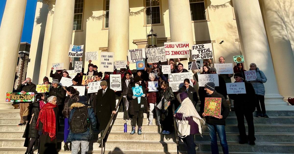 Un hombre que pasó 43 años en prisión antes de que anularan su condena podría ser deportado por el ICE