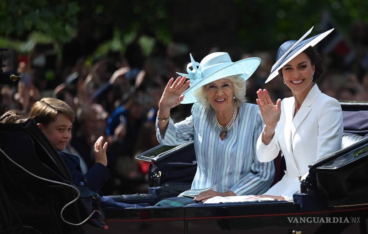 $!El príncipe George (i), Camilla duquesa de Cornualles (c) y Catalina duquesa de Cambridge (d) durante el jubileo de platino de la reina Isabel II en Londres.