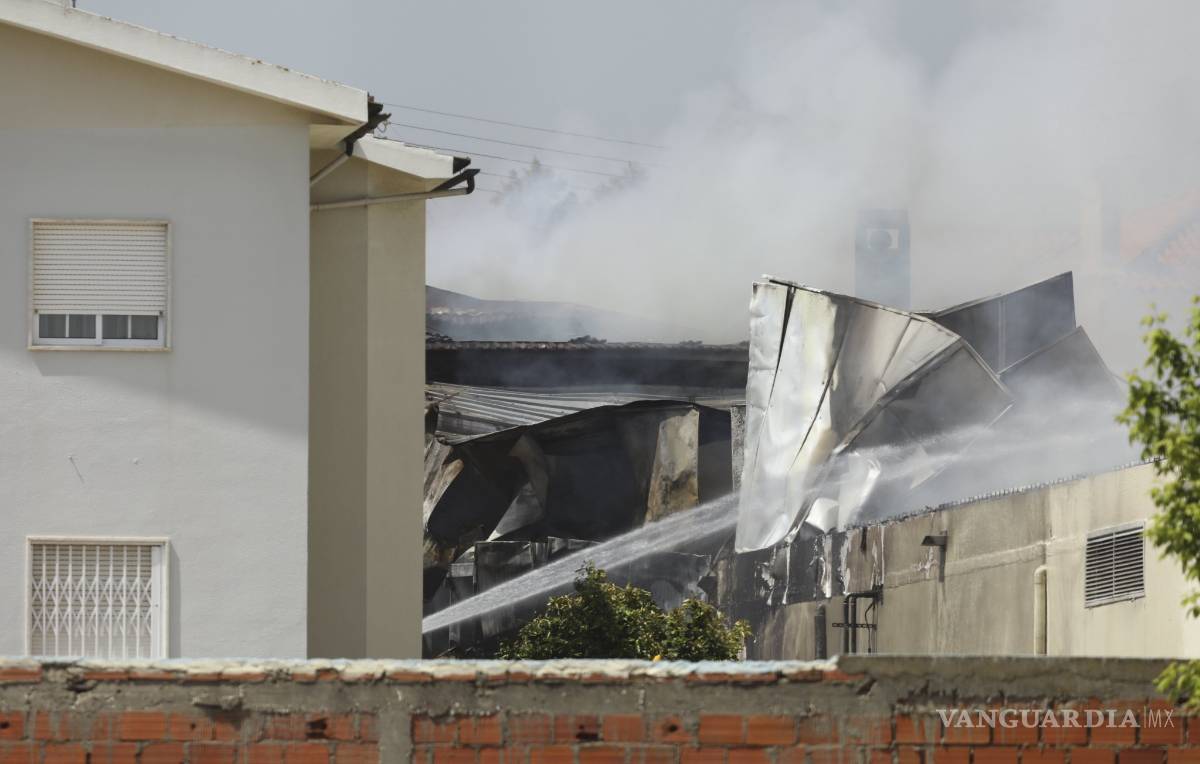 $!Avioneta se estrella en centro comercial de Portugal; hay al menos cinco muertos
