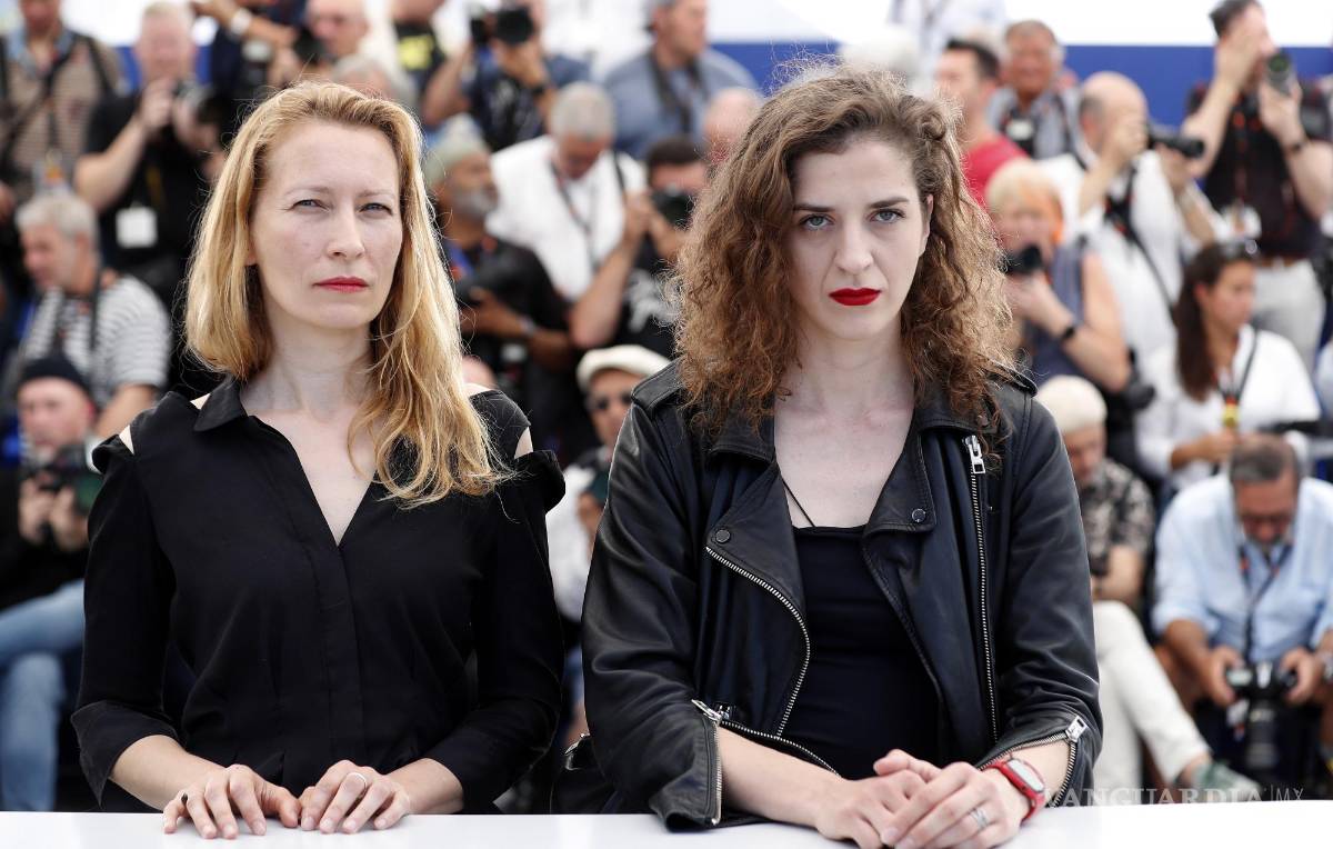 $!Dounia Sichov (i) y Hanna Bilobrova (d) en el photocall de ‘Mariupolis 2’ durante la 75ª edición del Festival de Cine de Cannes, en Cannes, Francia.