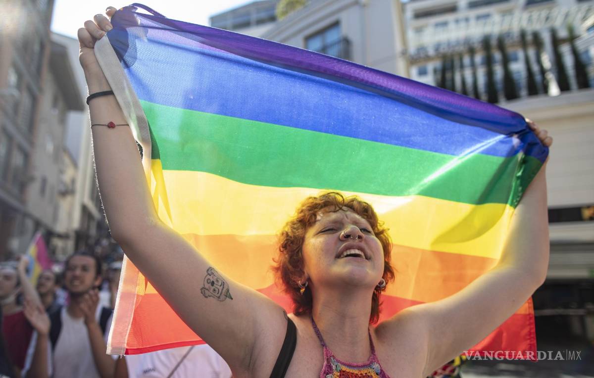 $!Un miembro de la comunidad LGBT levanta una bandera con los colores del arcoíris envuelta durante la Marcha del Orgullo Gay de Estambul, en Estambul