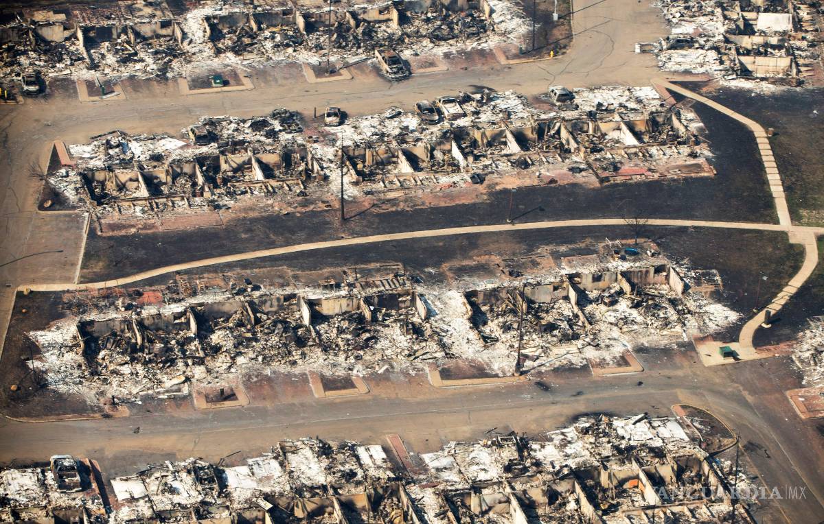 $!Los fuertes vientos reactivan el masivo incendio del noroeste de Canadá