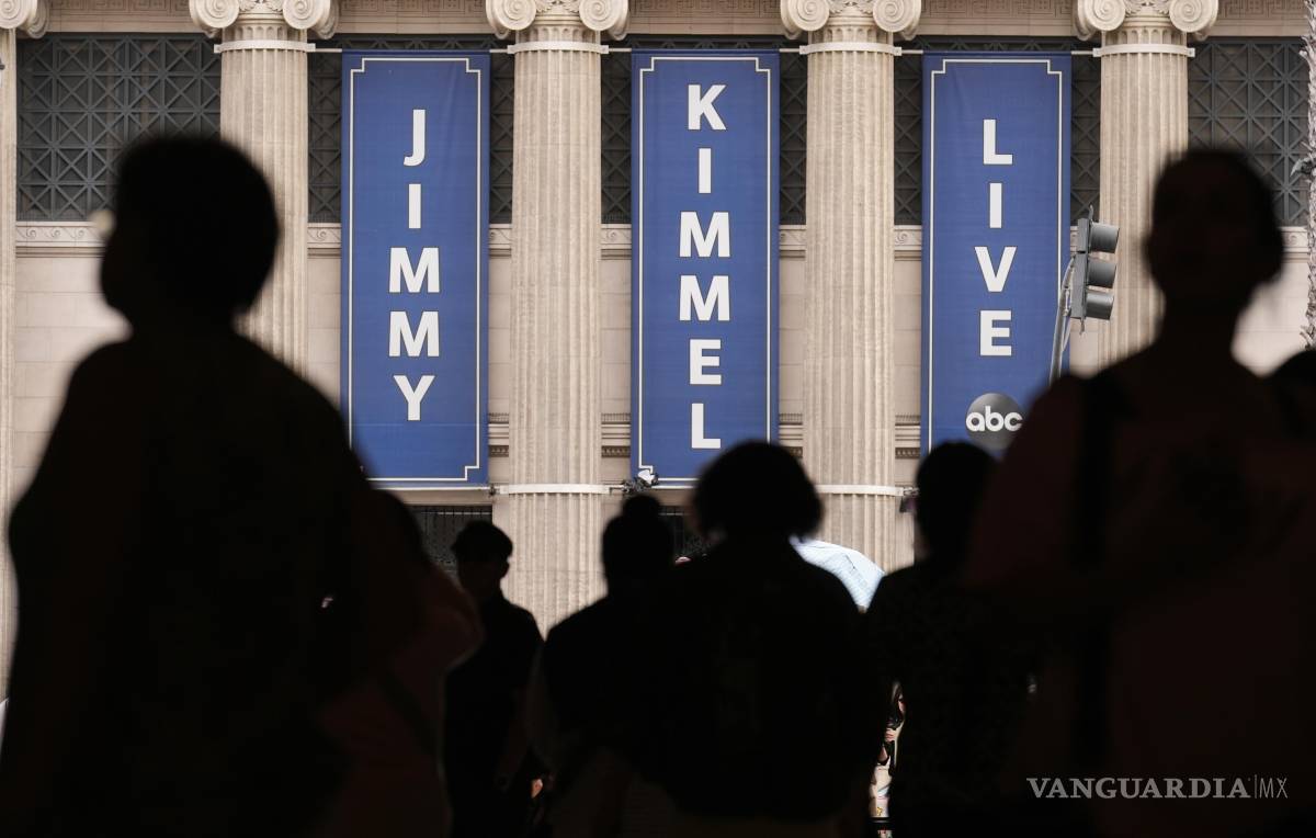 $!La gente camina frente al estudio de Jimmy Kimmel Live en Hollywood Blvd. en Los Ángeles.