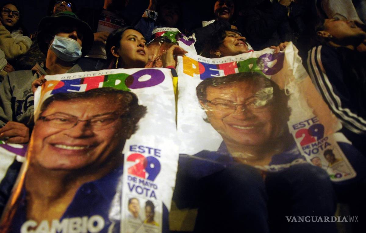 $!Ciudadanos celebran la victoria del presidente electo Gustavo Petro y la vicepresidente Francia Márquez, hoy en la Plaza de Bolívar en Bogotá, Colombia.
